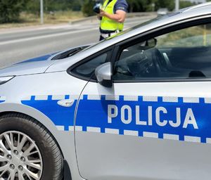 radiowóz i policjant