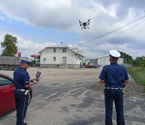 policjanci obsługujący drona