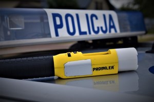 Zainstalowana na dachu radiowozu lampa z czerwonym światłem oraz podświetlanym napisem &quot;Policja&quot; oraz policyjny alcoblow