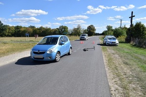 miejsce wypadku stojący samochód oraz leżąca na ulicy hulajnoga