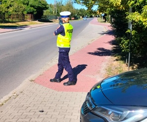 policjantka dokonuje pomiaru prędkości