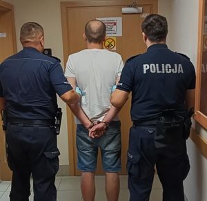 Policjanci z zatrzymanym mężczyzną