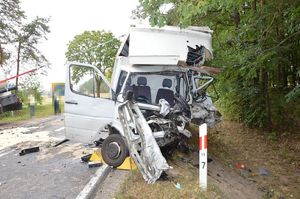 rozbity bus po zderzeniu z ciężarówką