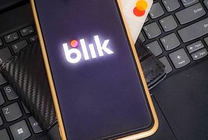 telefon z aplikacją Blik na komputerze