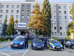 policjanci oddają hołd strażakom z Poznania