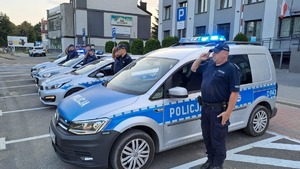 policjanci oddają hołd strażakom z Poznania