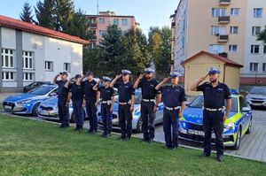 policjanci oddają hołd strażakom z Poznania