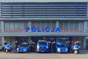 policjanci oddają hołd strażakom