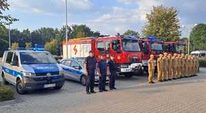 policjanci oddają hołd strażakom