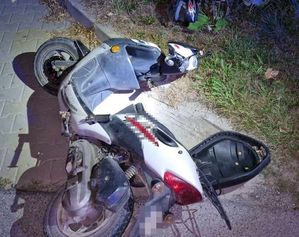 przewrócony motocykl na trawie