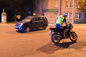 policjant na miejscu wypadku drogowego