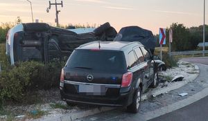 wypadek na rondzie z udziałem dwóch pojazdów