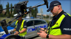 Policjanci sterują dronem.