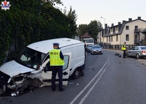 Miejsce wypadku, stojący na poboczu Fiata przy nim stoi policjant, po przeciwnej stronie ulicy stoi uszkodzone osobowe audi obok niego stoi policjant, w tle radiowóz.&quot;