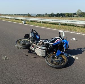 rozbity motocykl na drodze