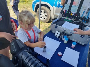 policjantka na stoisku z dziećmi