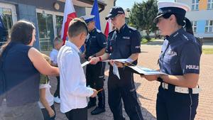 policjanci rozdają odblaski