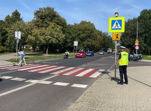 policjant przed przejściem