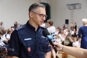 policjant udziela wywiadu