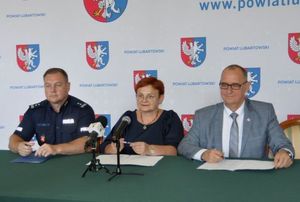 Komendant Wojewódzki Policji w Lublinie młodszy inspektor Tomasz Gil, Starosta Lubartowski Pan Jan Sławecki, oraz Dyrektor Zespołu Szkół w Kocku Pani Ewa Guz