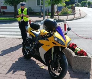 policjant przy kontrolowanym motocyklu