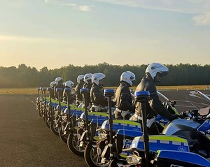 policjanci na motocyklach