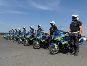 policjanci przy motocyklach