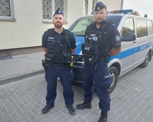 policjanci przy radiowozie