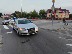 pojazd marki Audi stoi za przejściem dla pieszych