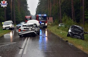 rozbity samochód w miejscu wypadku