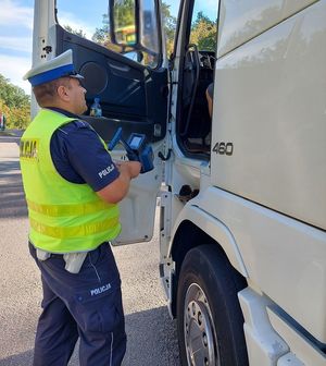 Policjant kontroluje ciężarówkę