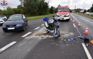 motorower z pojazdem osobowym i strażą pożarną