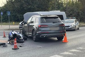 wypadek drogowy z udziałem motocyklisty i pojazdu osobowego. Dwa rozbite pojazdu na drodze