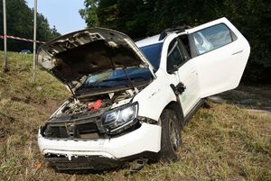 rozbity samochód stoi w przydrożnym rowie