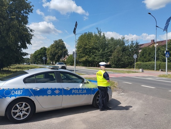 policjantka stoi przy przejściu dla pieszych