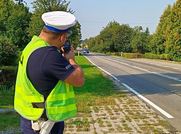 policjant dokonuje pomiaru prędkości