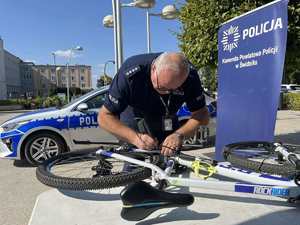 policjant znakuje rower