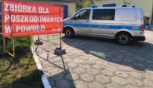 policjanci przekazują produkty do punktu zbiórki