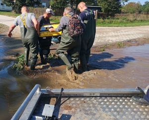 policjanci przekazują agregat prądotwórczy powodzianom