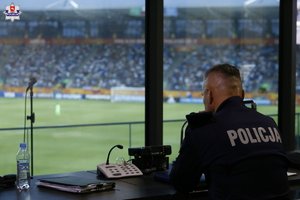 policjant podczas zabezpieczenia meczu