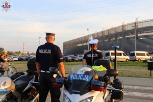 policjanci na motocyklach pilnują bezpieczeństwa w pobliżu stadionu