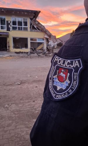 policjant patroluje zalane tereny, na mundurze widoczna jest naszywka Oddziału Prewencji Policji w Lublinie