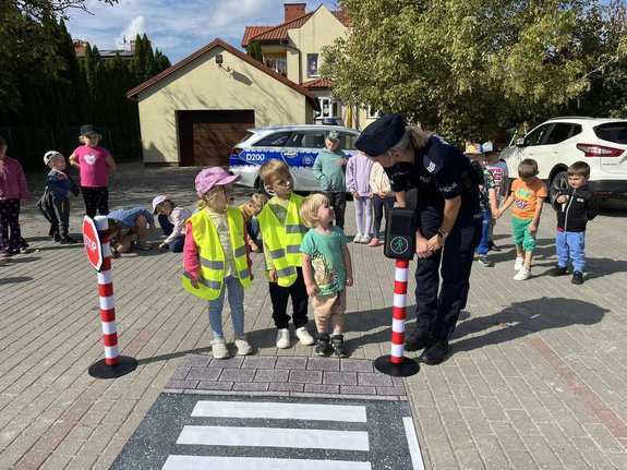 policjantka z dziećmi