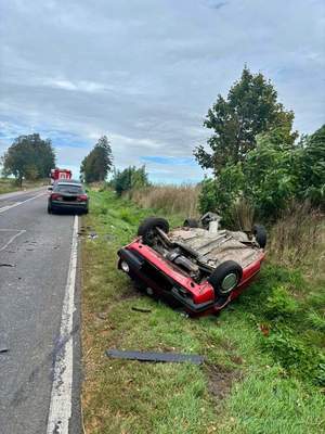 przewrócony na dach pojazd volkswagen