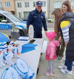 policjant na stoisku