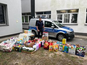 policjanci pakują dary do busa