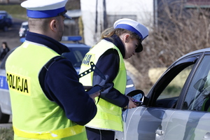 policjanci podczas kontroli drogowej