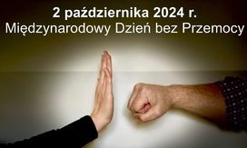 Jedna dłoń uniesiona w geście znaku stop, druga złożona w pięść próbuje w nią uderzyć. U góry widoczny jest biały napis: 2 października 2024 r. Międzynarodowy Dzień bez Przemocy.