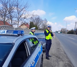 policjanci dokonują pomiaru prędkości