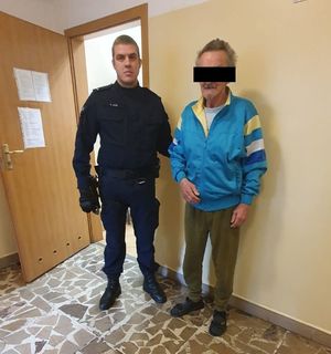 policjant z zatrzymanym mężczyzną